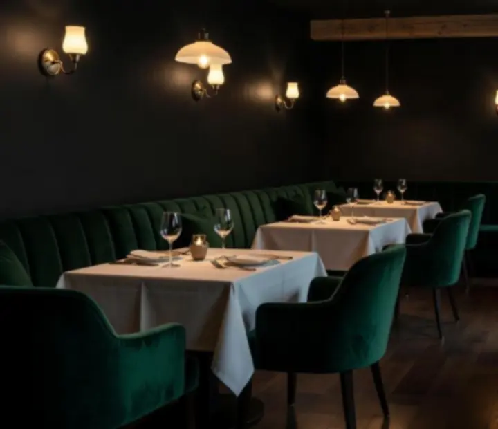 Hangulatos, mélyzöld bistro-tér meleg fényekkel és elegáns klubhangulattal