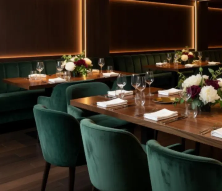 Hangulatos, gyertyafényes bistro tér privát rendezvényre megterített asztalokkal