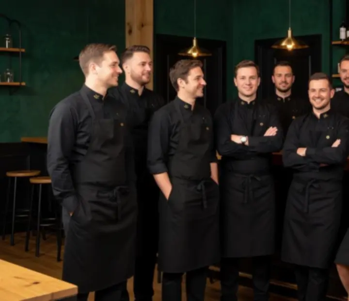 A Valasztas Plusz kulináris és lounge csapatának csoportképe az emerald hangulatú bistro térben